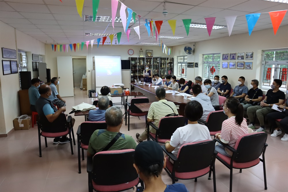 The Home Affairs Department, together with the Hong Kong Observatory, the Drainage Services Department and the Civil Engineering and Development Department, orgainsed a briefing session for residents in Sham Tseng before the onset of the wet season to brief them the alert system for storm surge, landslide risks and the precautionary measures.